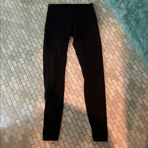 black lululemon yoga pant